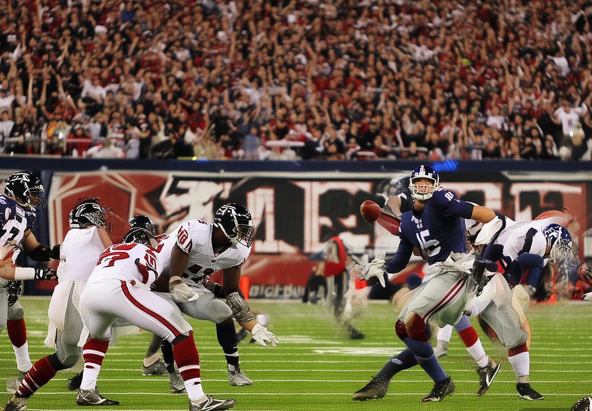 巨人老鹰2010年NFL对决：巅峰之战精彩瞬间盘点(图1)